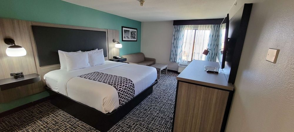 Standard Room, 1 King Bed, Non Smoking (with Sofabed)