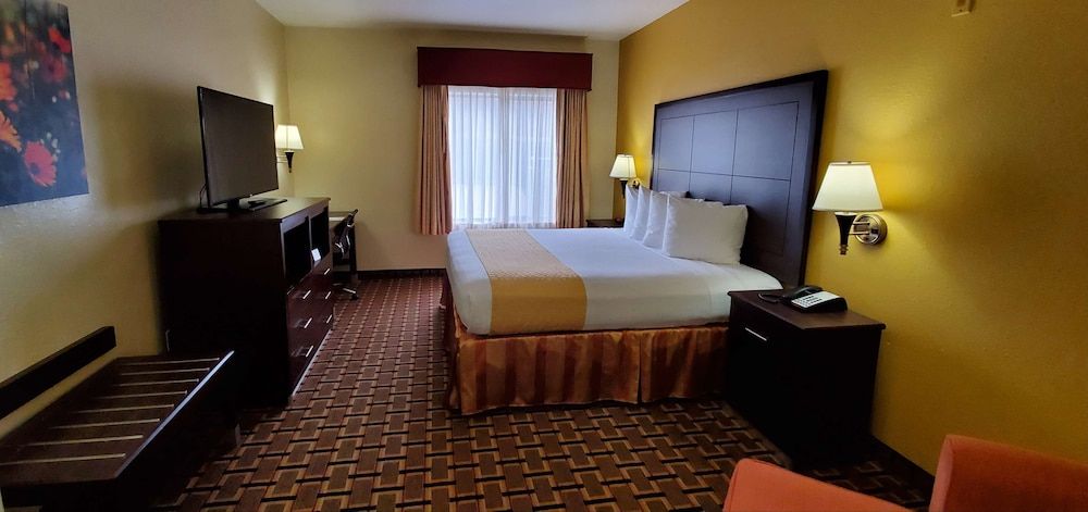 Standard Room, 1 King Bed, Accessible, Bathtub