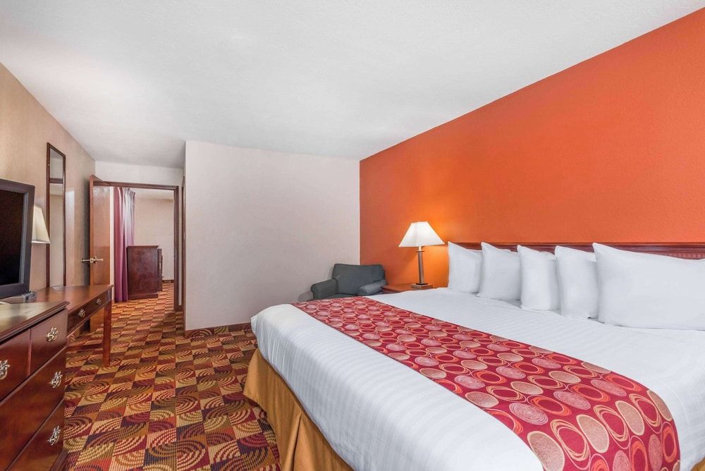 Deluxe Suite, 1 King Bed, Non Smoking, Executive Level