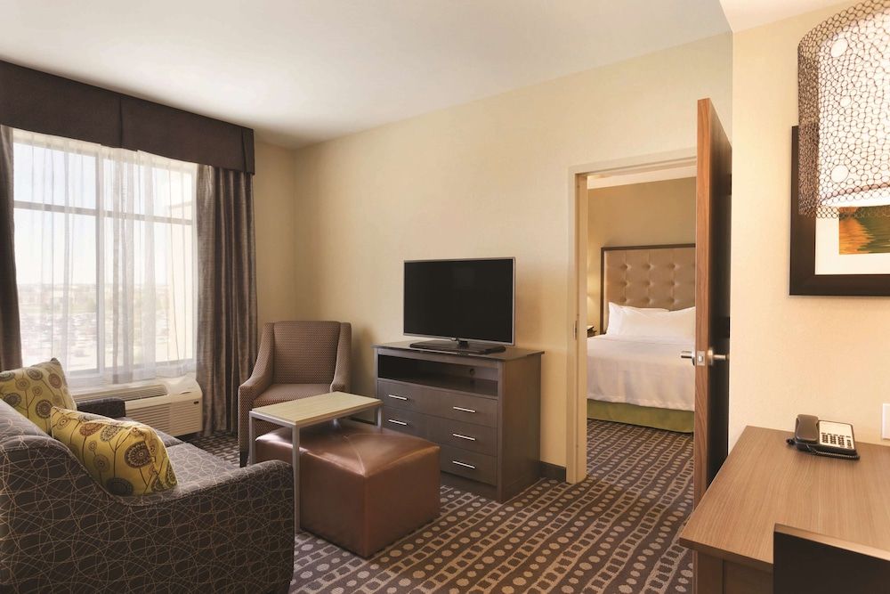 Suite, 1 King Bed, Accessible, Bathtub