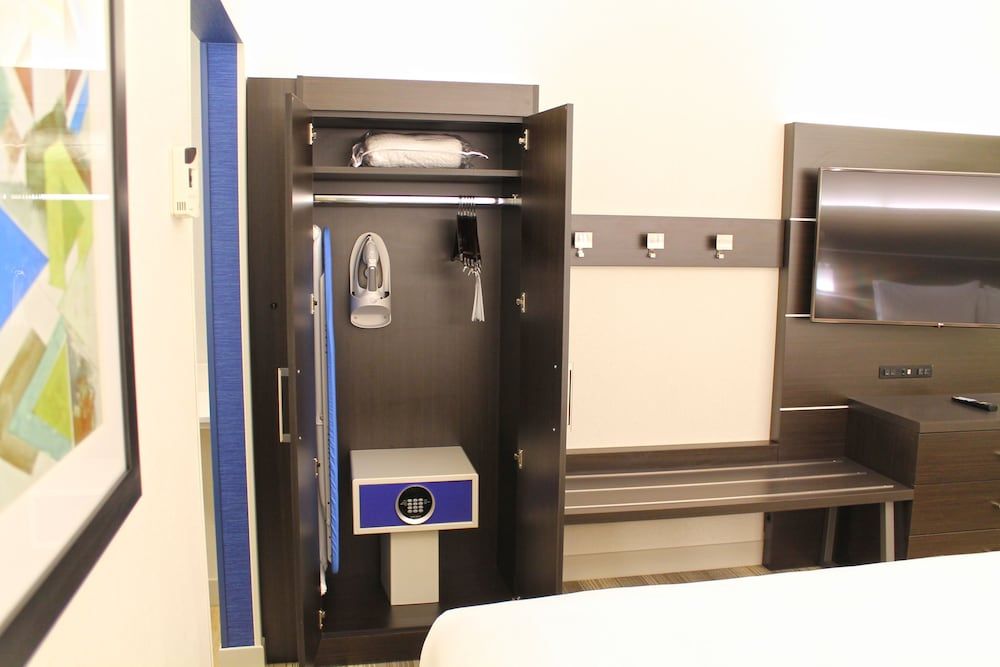 Suite, 1 Bedroom (2 Queen, Extra Living Area)