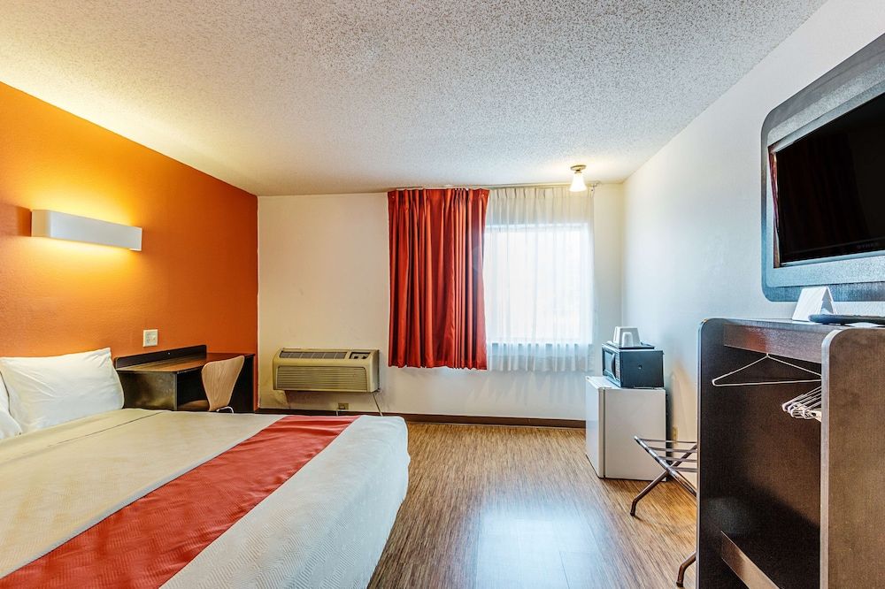 Motel 6 Wisconsin Rapids, WI Standard Room, 1 Queen Bed, Accessible, Non Smoking 2