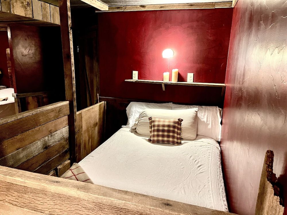 Amish Country Comfort Room, Private Bathroom (Amish Country Comfort 1) 2