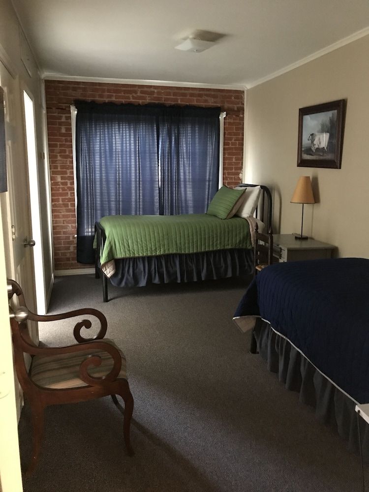 Spur Hotel Twin Bedroom 2