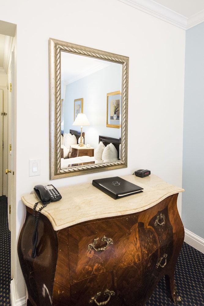 3 West Club Superior Twin Room, 2 Twin Beds 4