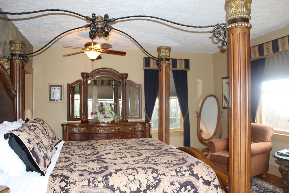 Echo Mountain Inn Royal Room