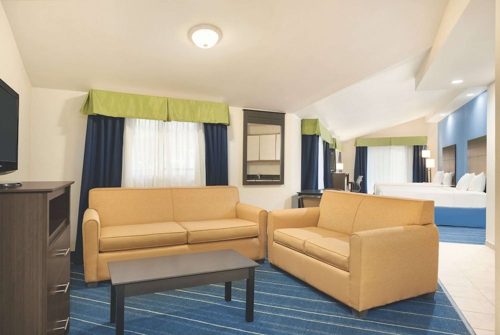 Deluxe Suite, Multiple Beds, Non Smoking (2 Queen Bed)