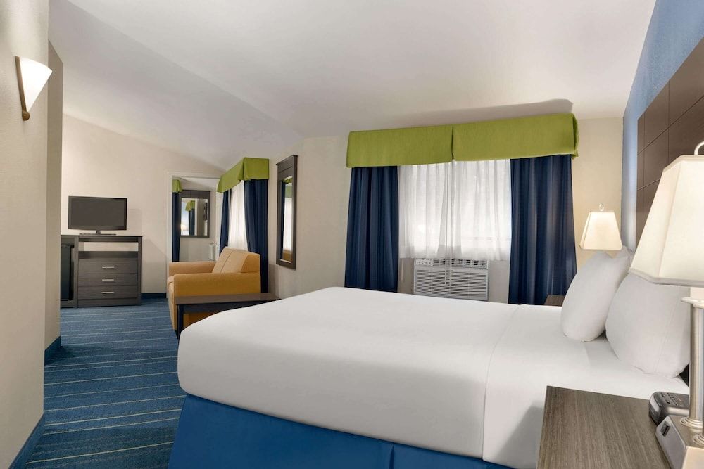 Suite, 1 King Bed, Non Smoking