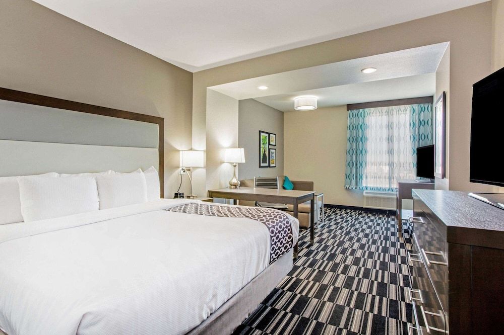 Deluxe Suite, 1 King Bed, Non Smoking