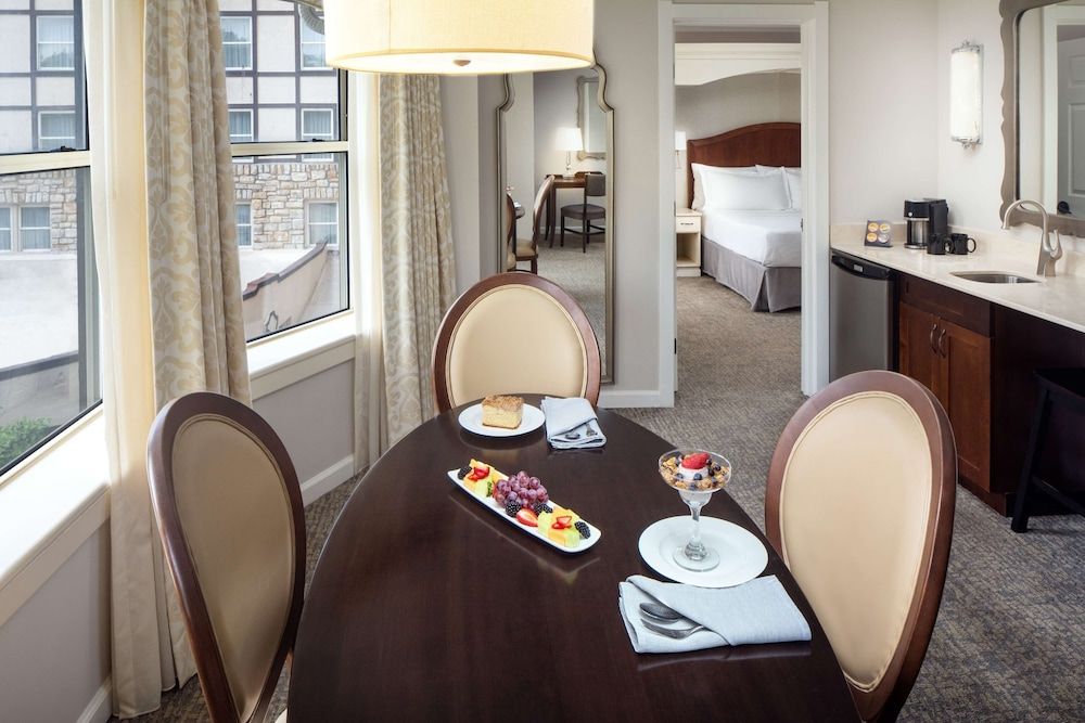 Signature Suite, 1 King Bed with Sofa bed