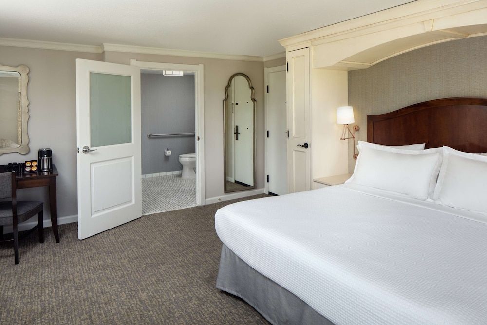 Room, 1 King Bed, Accessible (Shower)