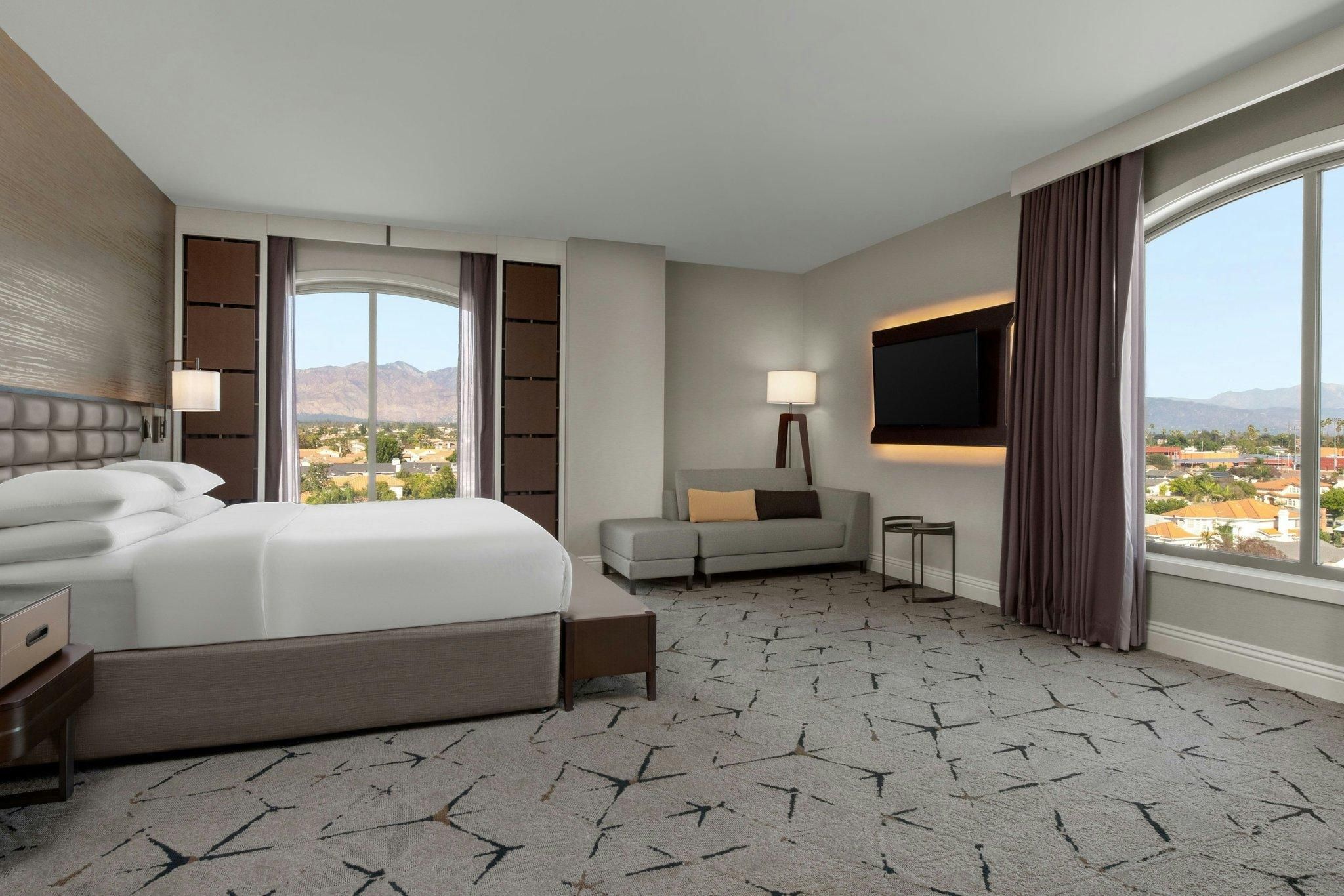 Executive Suite, Club lounge access, Suite, 1 King, Sofa bed