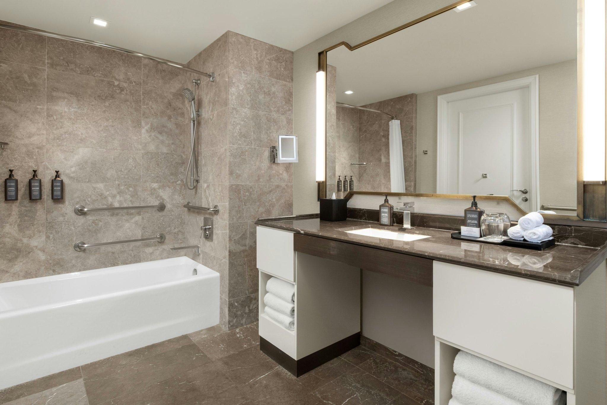 Club Level Guest room, Club level, Guest room, 1 King, Top floor