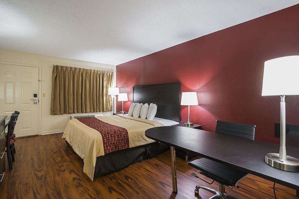 Red Roof Inn & Suites Scottsboro Superior Room, 1 King Bed, Non Smoking