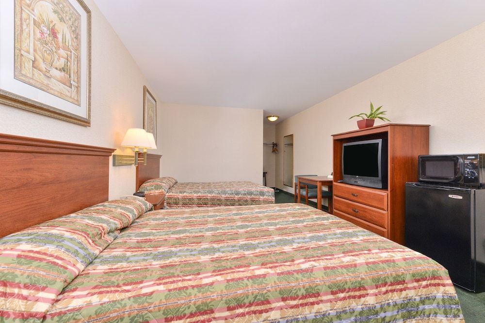 Tower Inn And Suites Of Guilford - Madison Room, 2 Double Beds 6