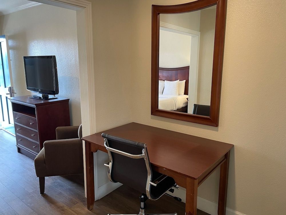 Blu Pacific Hotel Room, 1 Queen Bed, Non Smoking 16