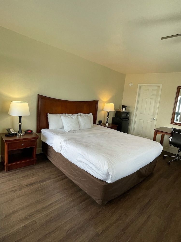 Blu Pacific Hotel Room, 1 Queen Bed, Non Smoking 11