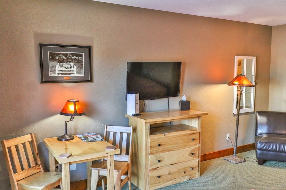 Good Ol' Days Resort Room, 2 Queen Beds, Patio 3