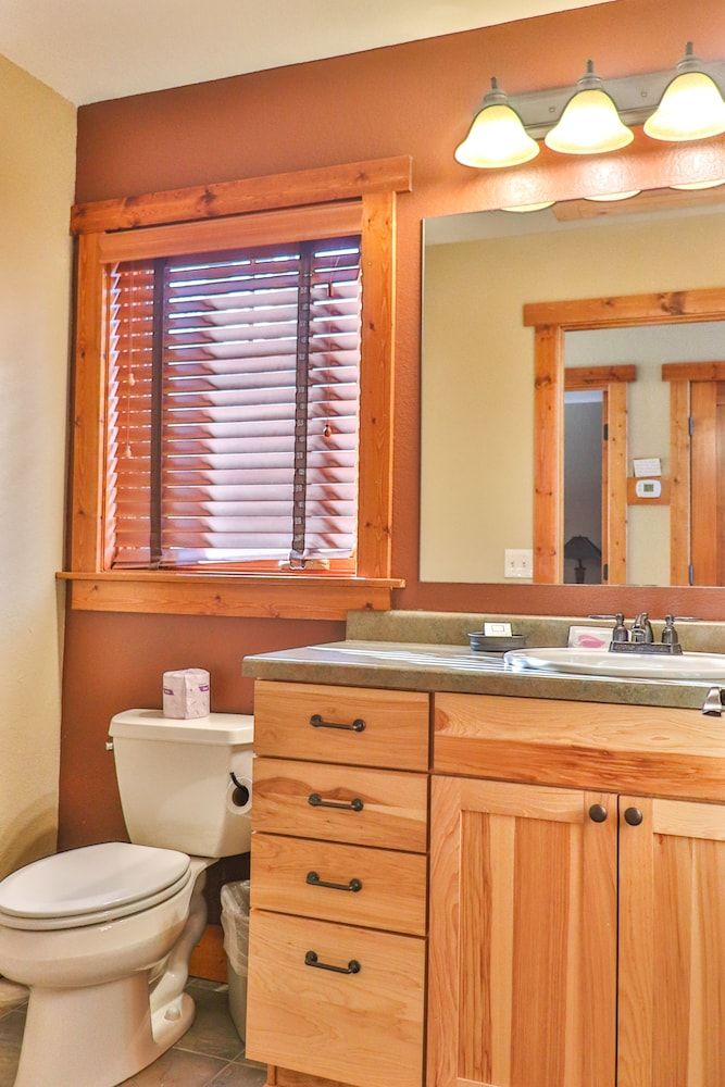 Good Ol' Days Resort Cottage, 3 Bedrooms, Fireplace 5