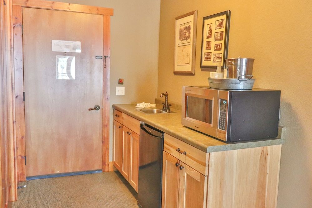 Good Ol' Days Resort Room, 2 Queen Beds, Patio 4