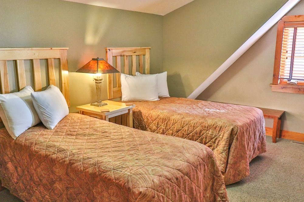 Good Ol' Days Resort Cottage, 3 Bedrooms, Fireplace 3