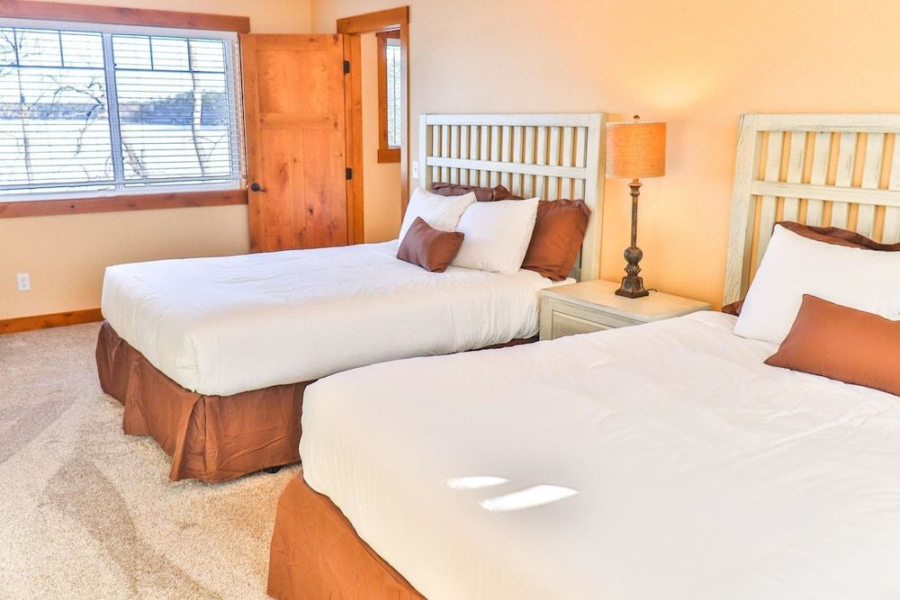 Good Ol' Days Resort Family Cottage, 3 Bedrooms, Beach View 2