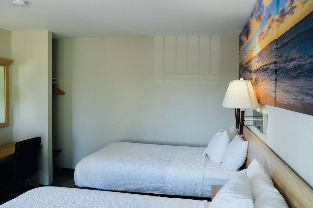 Days Inn by Wyndham Anaheim Near the Park Room, 2 Double Beds, Non Smoking 3