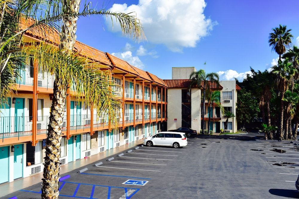 undefined Days Inn by Wyndham Anaheim Near the Park 7
