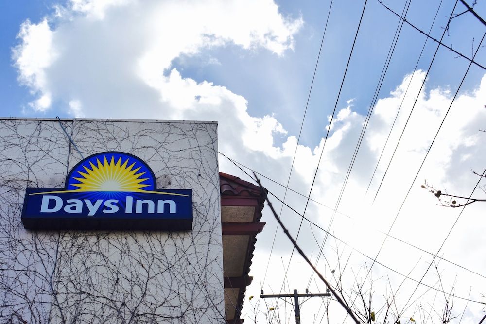 undefined Days Inn by Wyndham Anaheim Near the Park 6