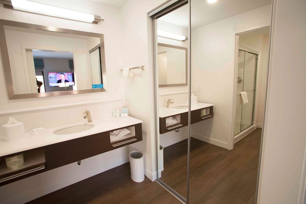 Studio, 1 King Bed, Non Smoking, Refrigerator & Microwave (Wet Bar)