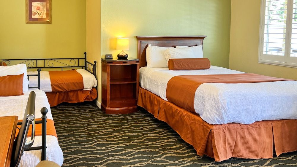 The Old West Inn Standard Triple Room, 3 Bedrooms, Non Smoking 3