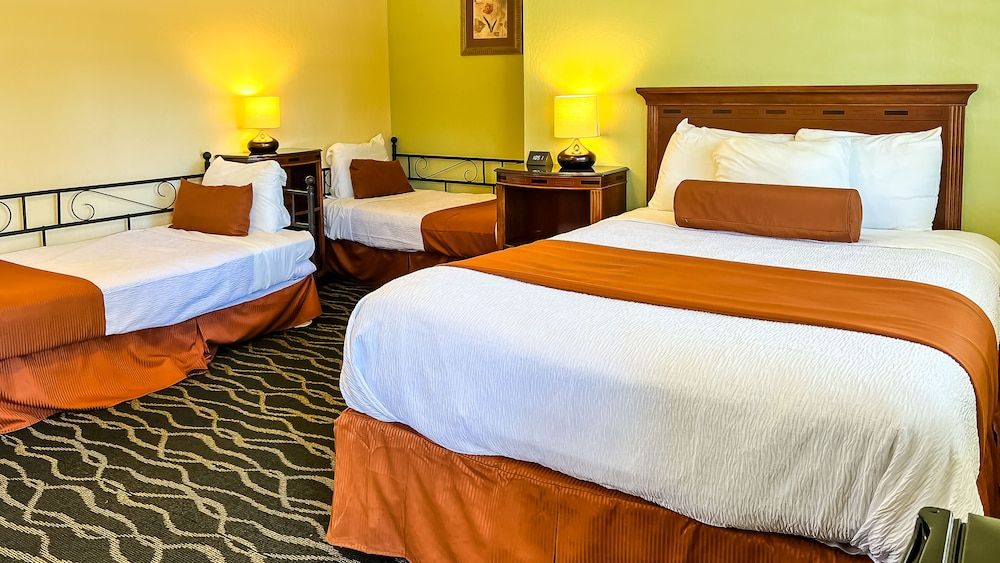 The Old West Inn Standard Triple Room, 3 Bedrooms, Non Smoking 5