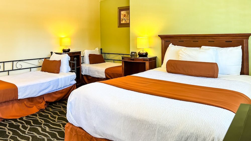 The Old West Inn Standard Triple Room, 3 Bedrooms, Non Smoking 4