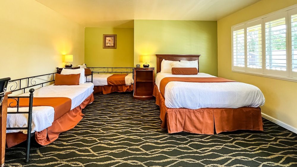 The Old West Inn Standard Triple Room, 3 Bedrooms, Non Smoking 2