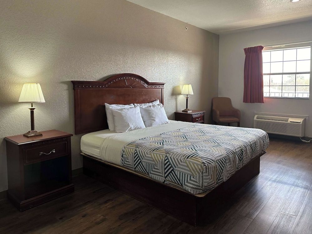 Deluxe Room, 1 King Bed, Accessible, Non Smoking