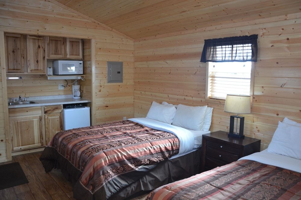 Comfort Cabin, 2 Queen Beds, Kitchenette