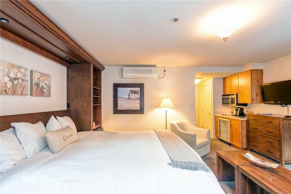 Room (Hotel Columbia 33)