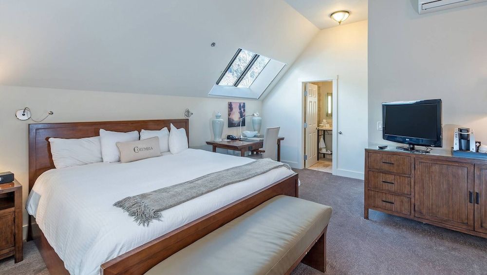 Room (Hotel Columbia 40)