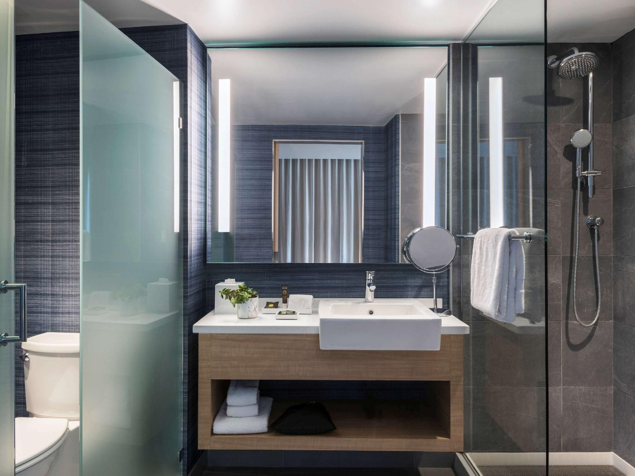 EXECUTIVE 1 BEDROOM SUITE 1 King, City and Bay view