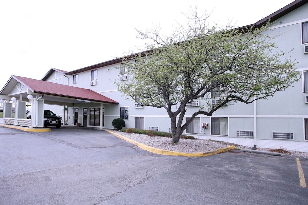 undefined The Inn & Suites SW Omaha 2