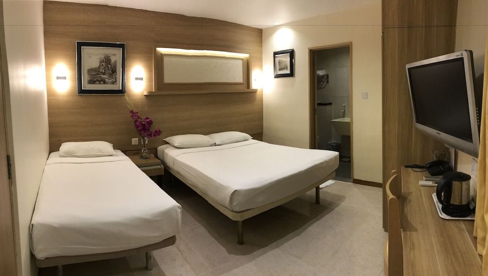 Deluxe Triple Room (1 Single Bed & 1 Queen Bed)