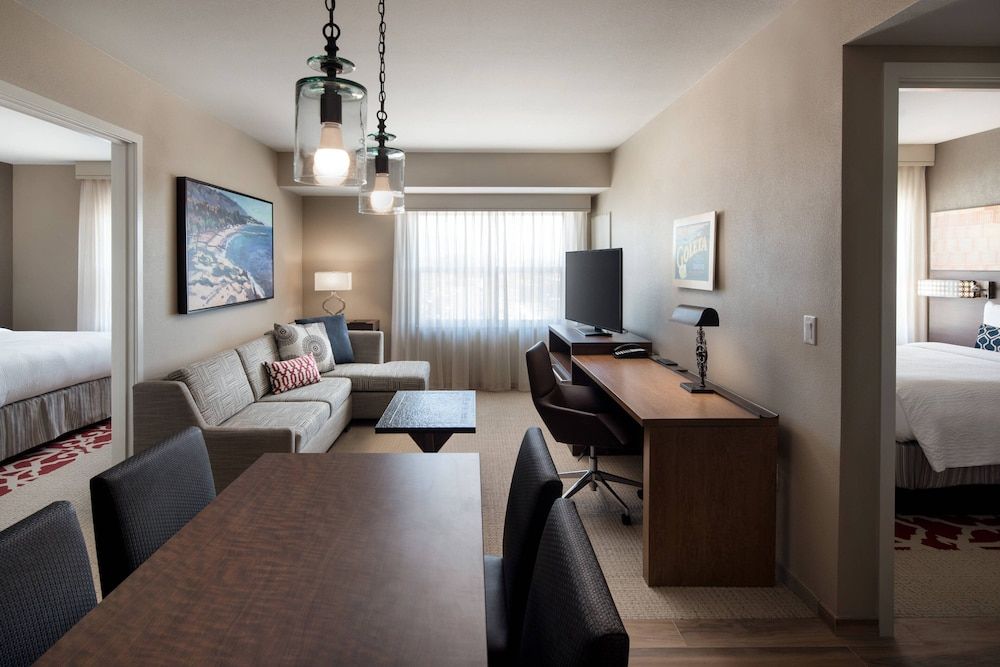 Suite, 2 Bedrooms, Non Smoking (Mobility/Hearing Access, Roll-in Shwr)