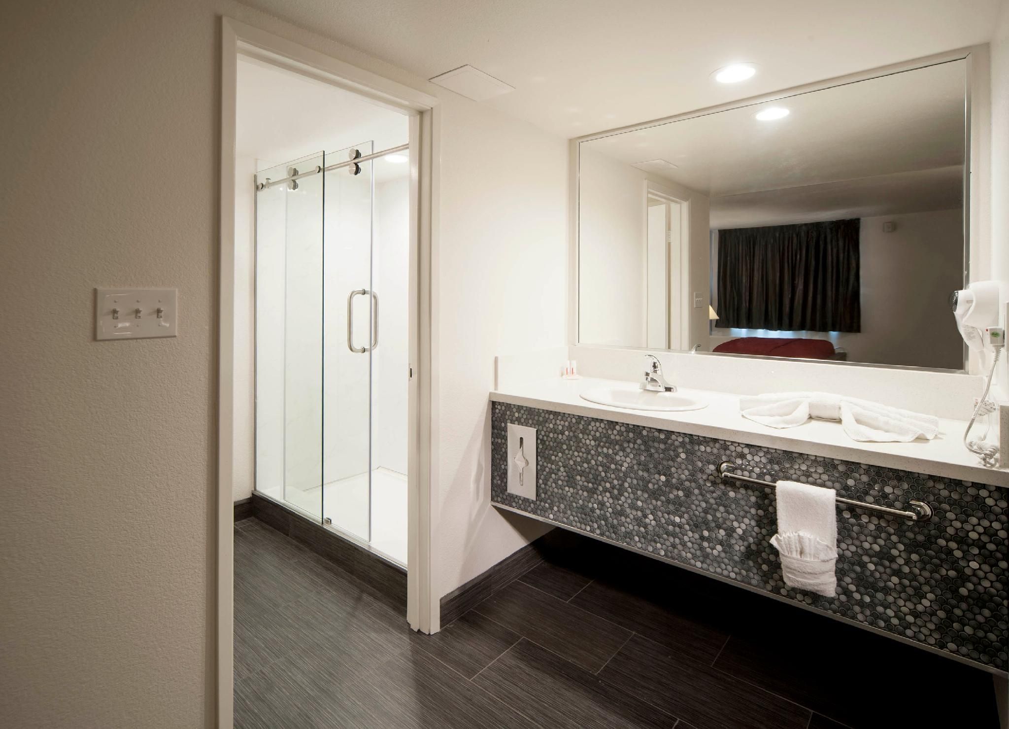 undefined Thunderbird Hotel 10