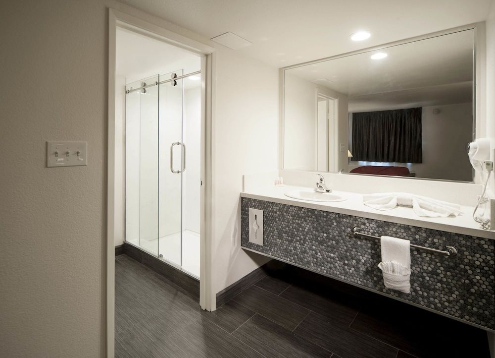 Thunderbird Hotel Deluxe Room, 2 Queen Beds, Pool View 7
