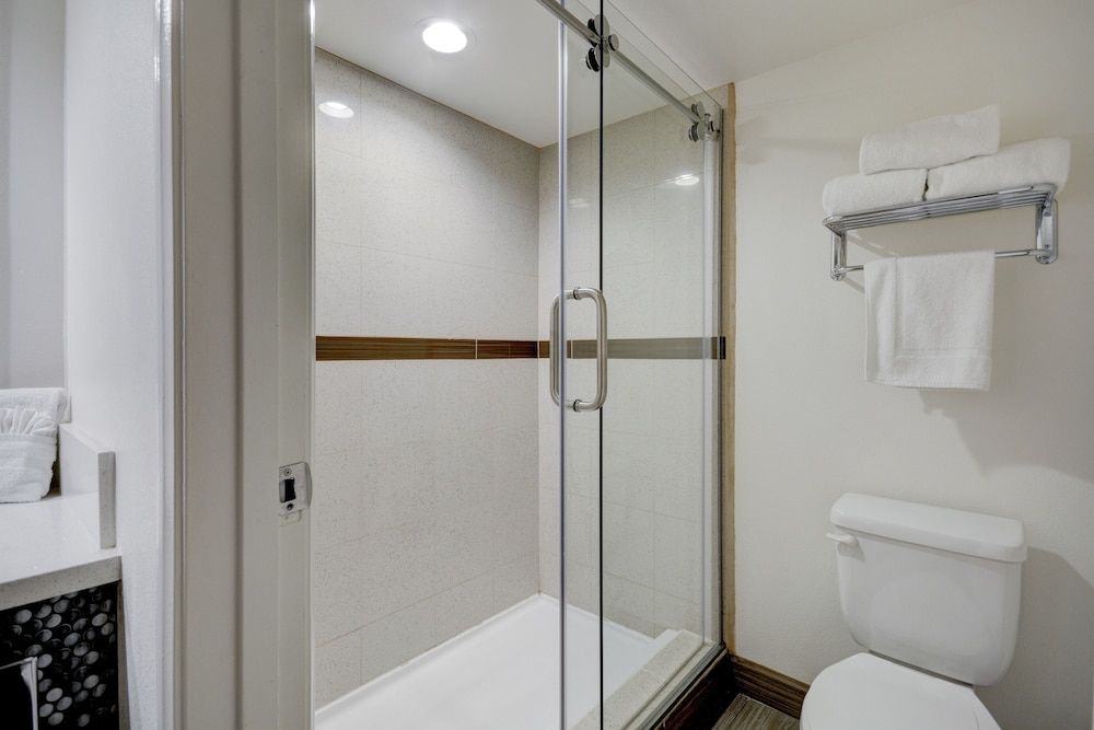 Thunderbird Hotel Deluxe Room, 2 Queen Beds, Pool View 8