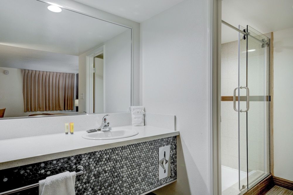 Thunderbird Hotel Deluxe Room, 2 Queen Beds, Pool View 6