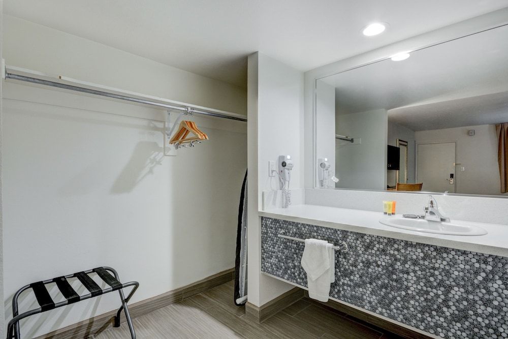 Thunderbird Hotel Deluxe Room, 2 Queen Beds, Pool View 5