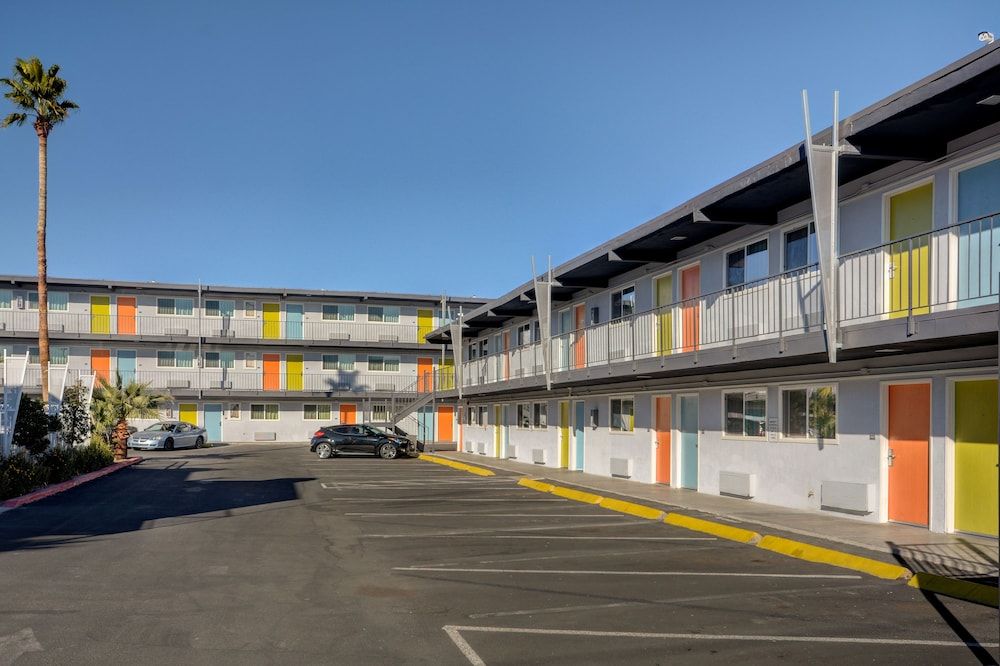 undefined Thunderbird Hotel 7