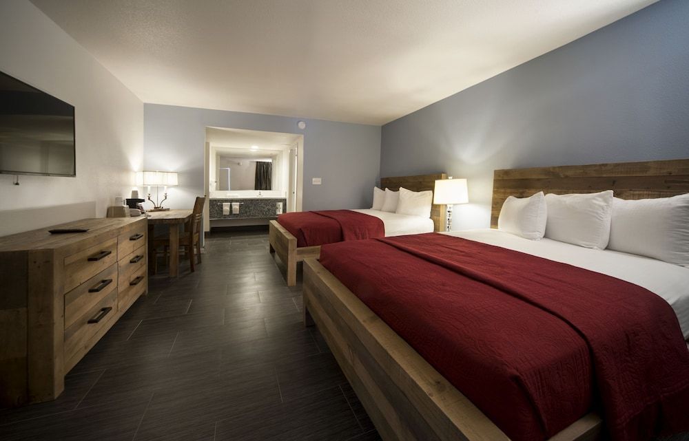 Thunderbird Hotel Deluxe Room, 2 Queen Beds, Pool View 4