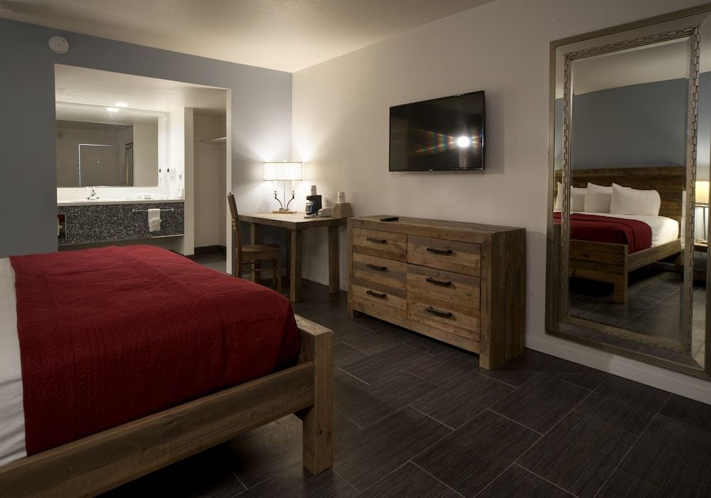 undefined Thunderbird Hotel 9